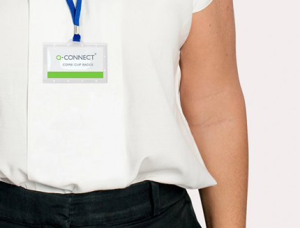 Identificador Q-CONNECT kf17112 com cordao plano azul e abertura lateral 94x60 mm.