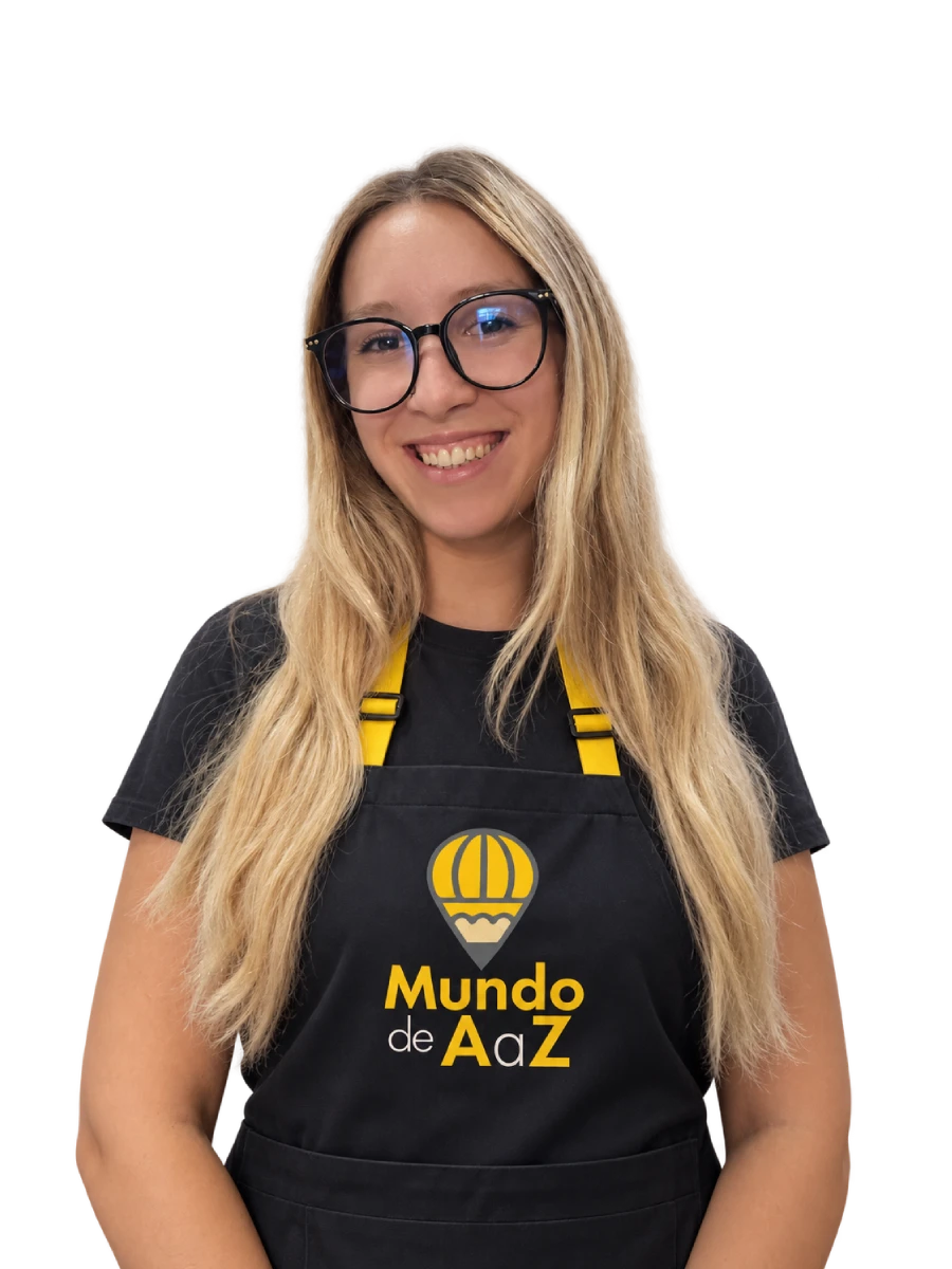 Diana no atendimento da loja Mundo de A a Z