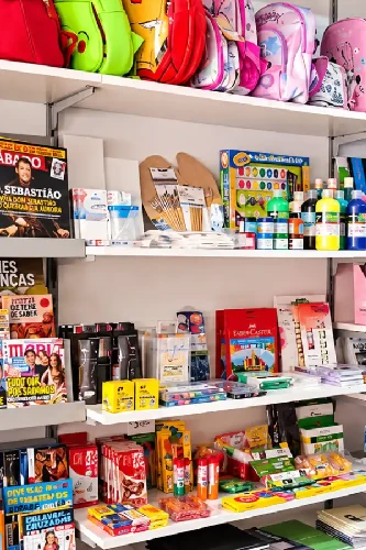 Interior da loja Mundo de A a Z com material escolar, mochilas e artigos de papelaria